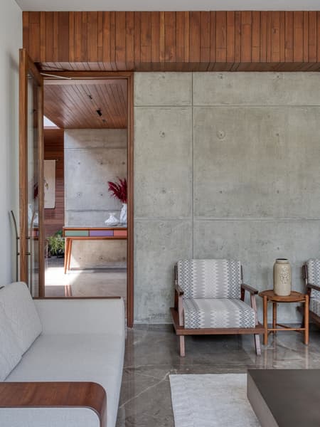 The House of Parallel Walls